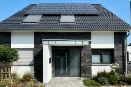 Moderne Haustüre mit Einbruchhemmung nach Widerstandsklasse RC3 mit Seitenteil aus Milchglas