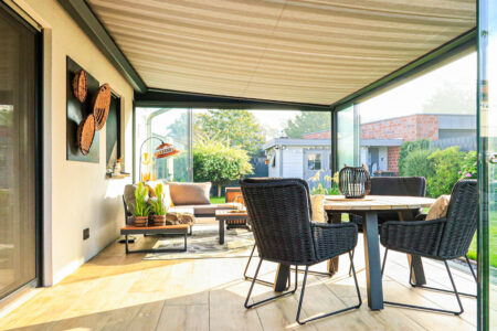 Unterglas-Markise bei einer Terrassenüberdachung aus Aluminium - Dank Glasschiebe-Elementen auch als Wintergarten nutzbar