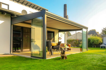 Terrassenüberdachung mit Panoram-Glasschiebewänden und Unterglas-Markise von HG RaumDesign in Goch